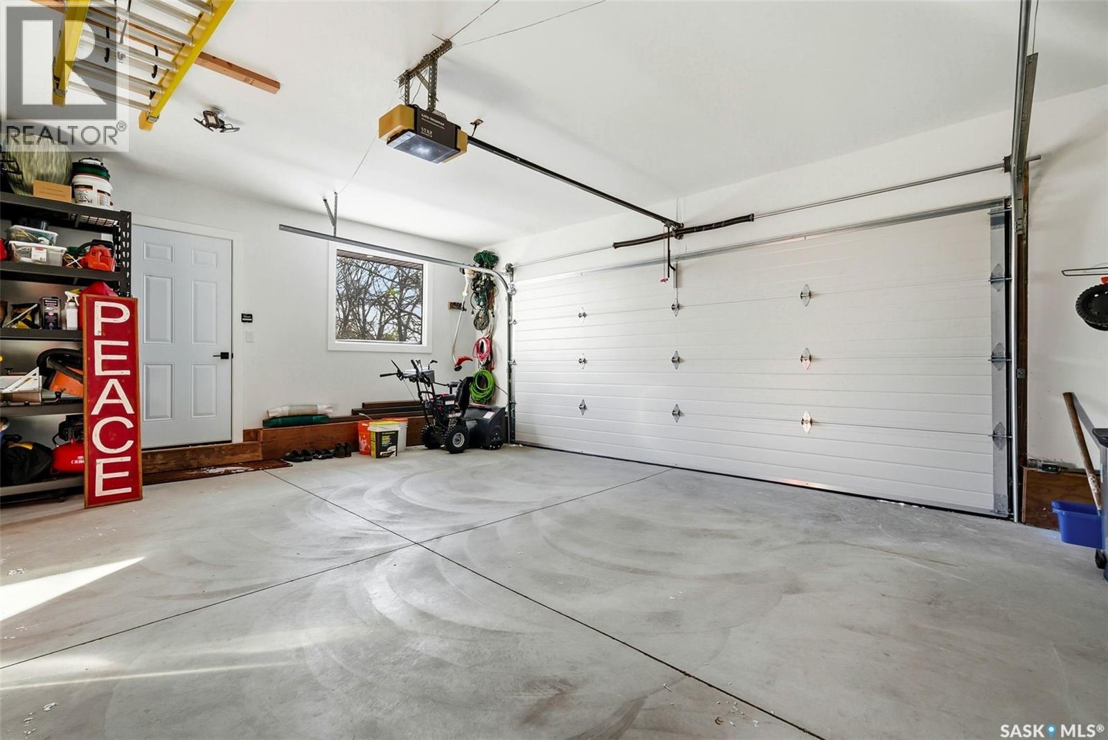 2611 Grainger Place E, Regina, SK - Indoor Photo Showing Garage