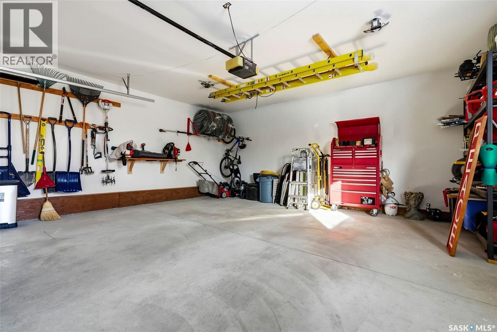 2611 Grainger Place E, Regina, SK - Indoor Photo Showing Garage