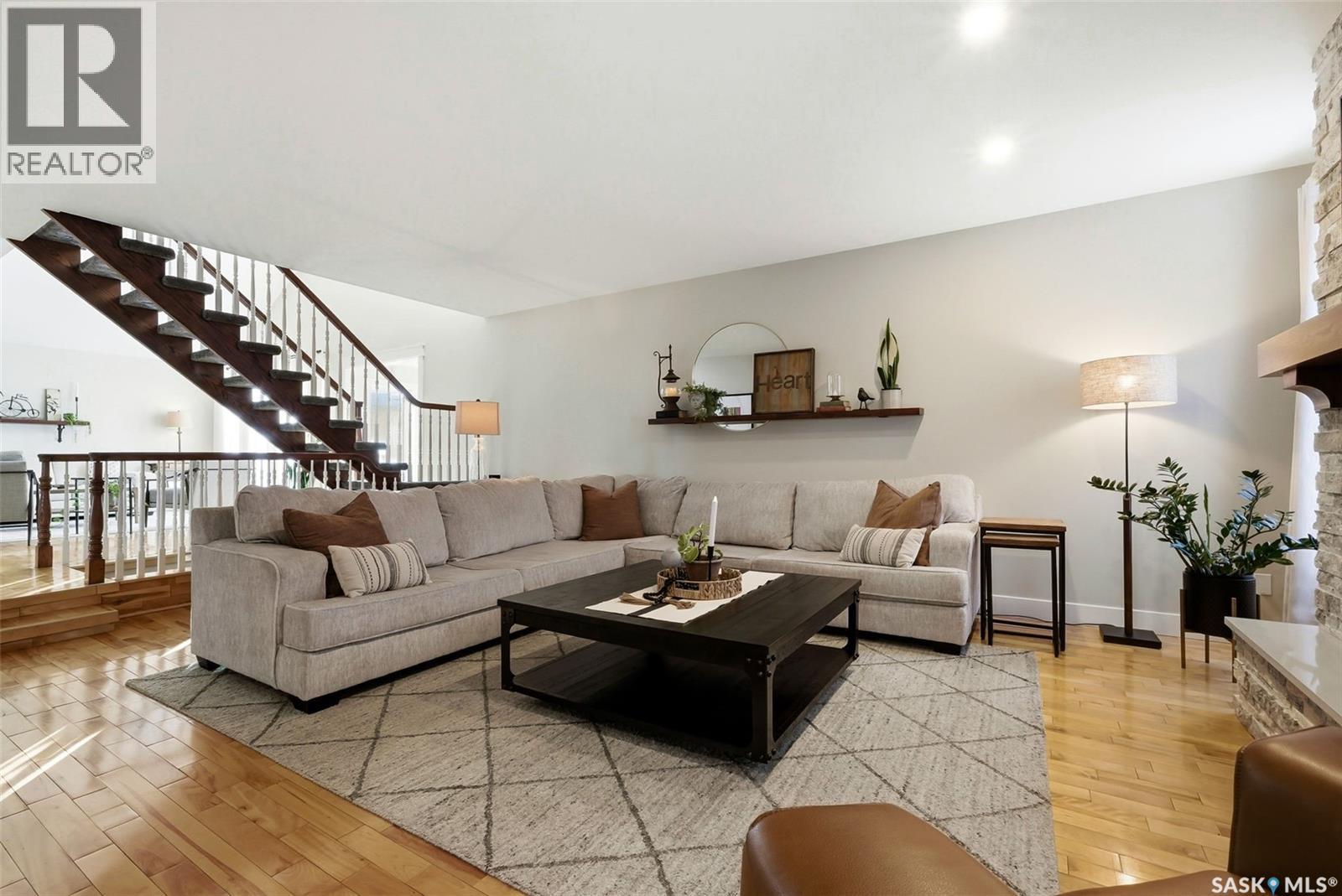 2611 Grainger Place E, Regina, SK - Indoor Photo Showing Living Room