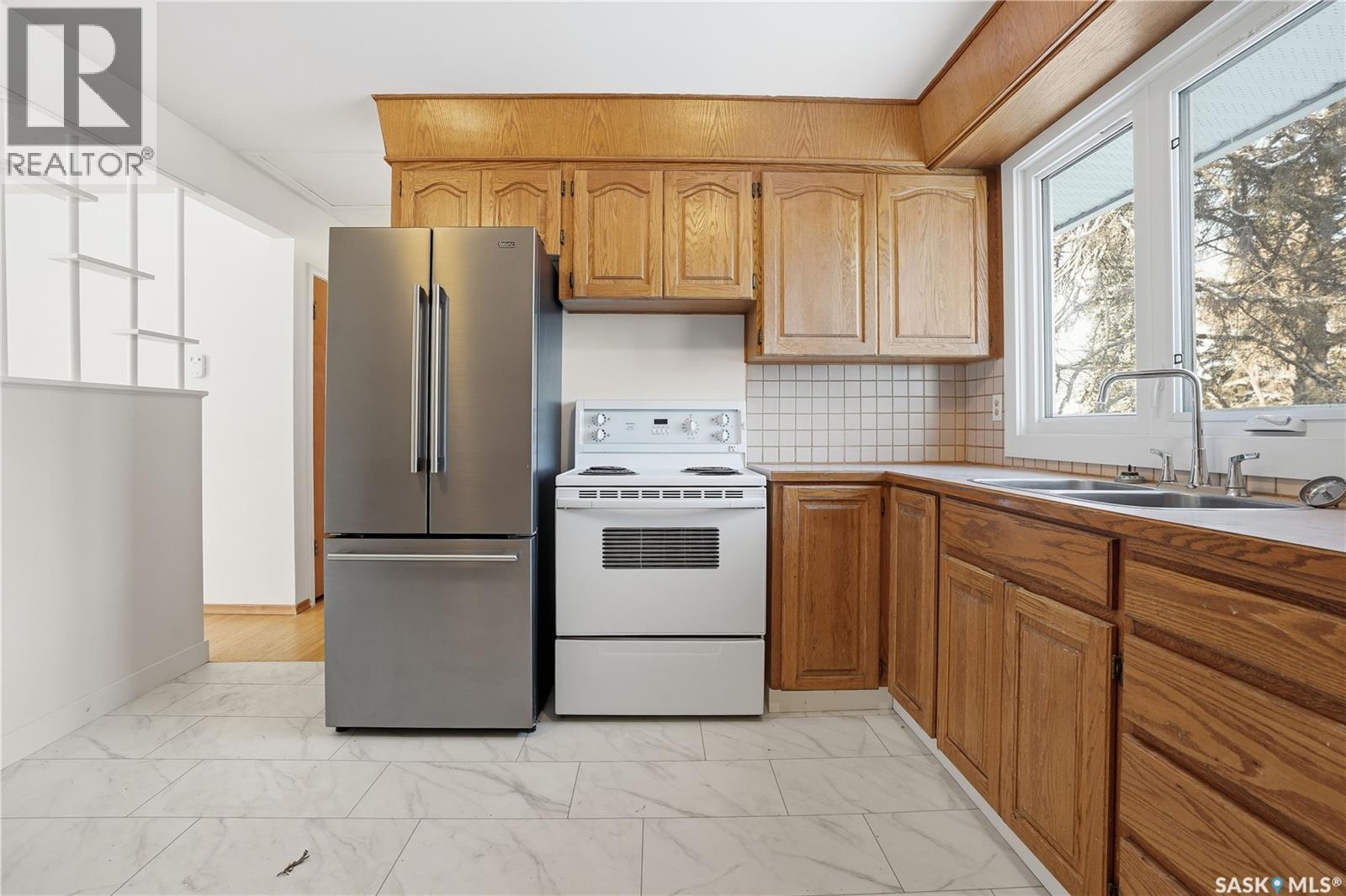 4214 Richmond Place, Regina, SK - Indoor Photo Showing Kitchen With Double Sink