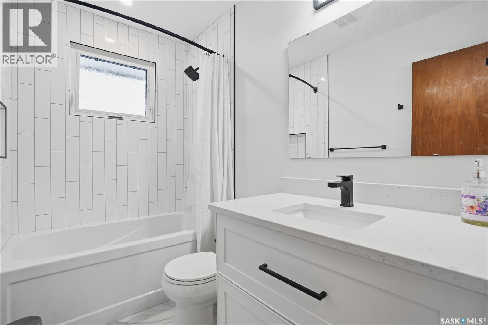 4214 Richmond Place, Regina, SK - Indoor Photo Showing Bathroom