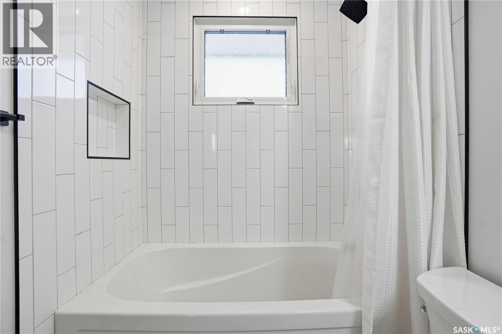 4214 Richmond Place, Regina, SK - Indoor Photo Showing Bathroom