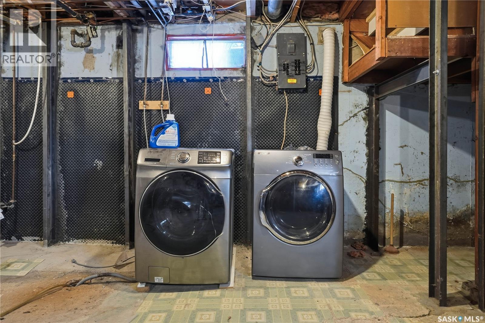 4214 Richmond Place, Regina, SK - Indoor Photo Showing Laundry Room
