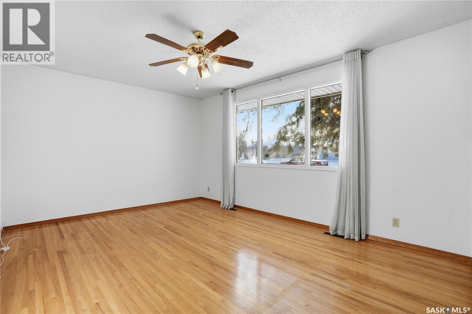 4214 Richmond Place, Regina, SK - Indoor Photo Showing Other Room