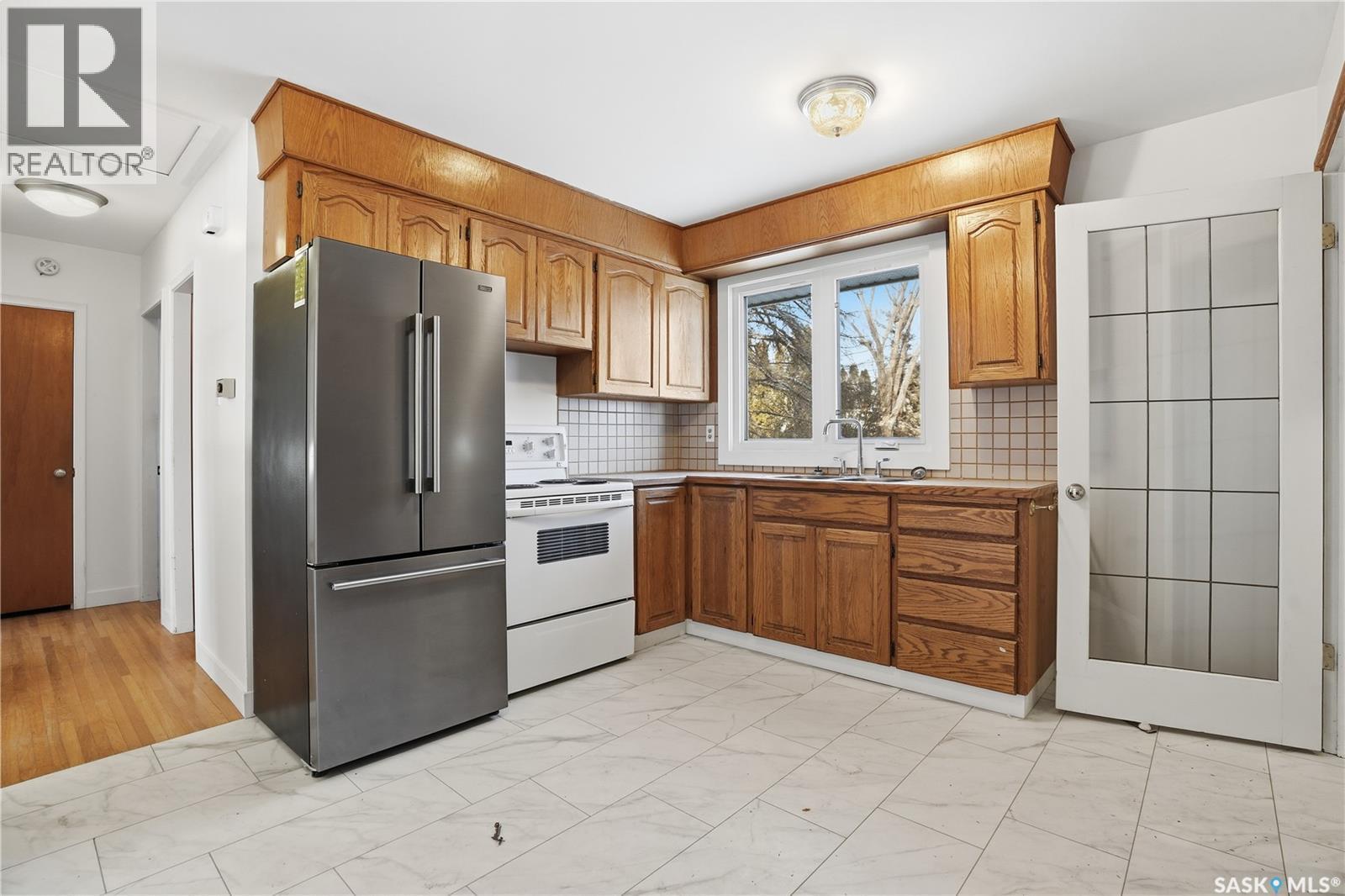 4214 Richmond Place, Regina, SK - Indoor Photo Showing Kitchen