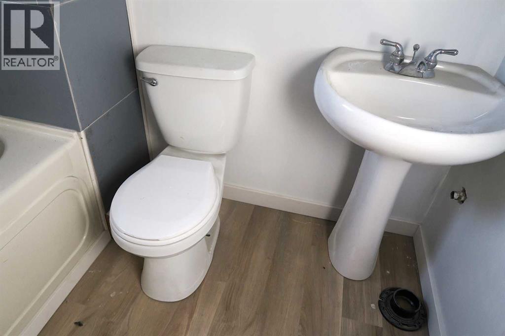 407 4 Avenue, Gleichen, AB - Indoor Photo Showing Bathroom