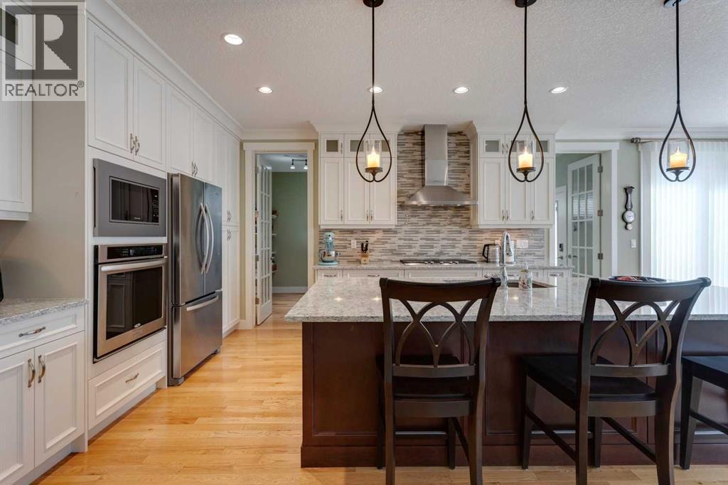 Plenty Of Storage - 417 29 Avenue Nw, Calgary, AB - Indoor Photo Showing Kitchen With Upgraded Kitchen