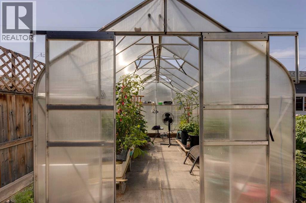 Greenhouse - 417 29 Avenue Nw, Calgary, AB - Indoor Photo Showing Other Room