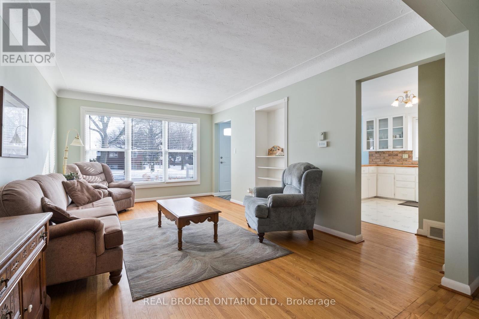 20 Cardinal Drive, Hamilton, ON - Indoor Photo Showing Living Room