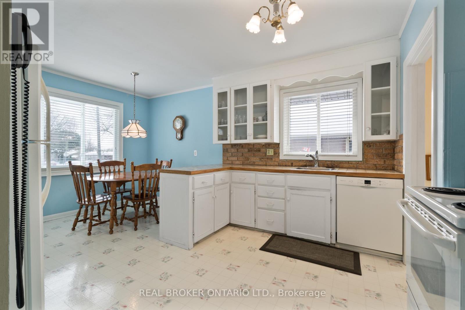 20 Cardinal Drive, Hamilton, ON - Indoor Photo Showing Kitchen