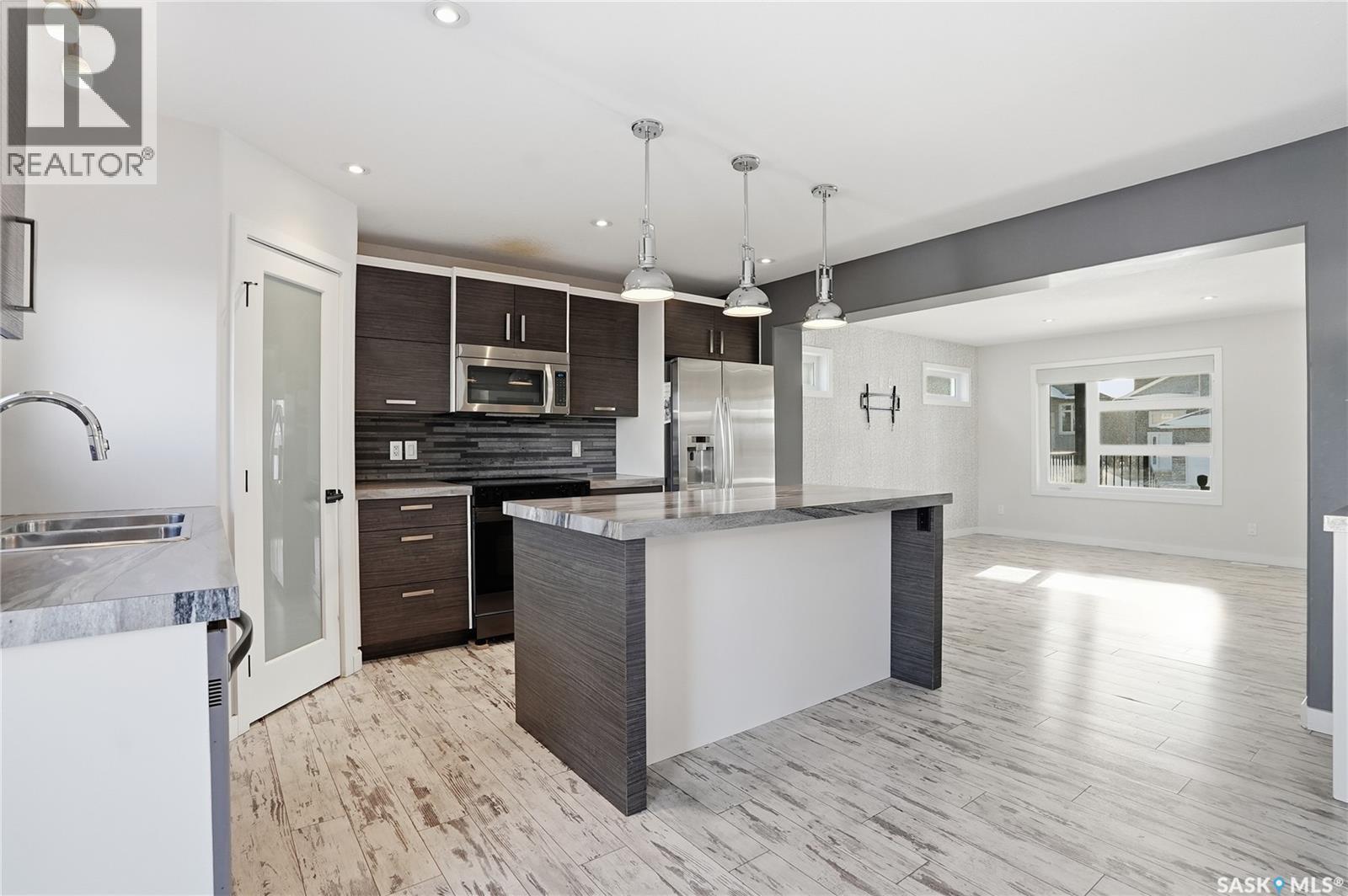 230 Kloppenburg Way, Saskatoon, SK - Indoor Photo Showing Kitchen With Upgraded Kitchen
