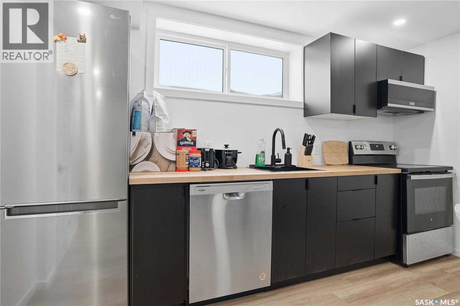 3033 Bellegarde Crescent, Regina, SK - Indoor Photo Showing Kitchen With Stainless Steel Kitchen With Upgraded Kitchen