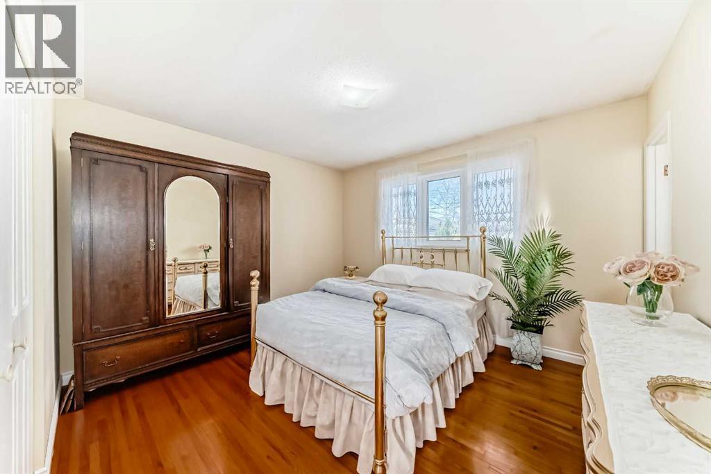 5232 44 Avenue Nw, Calgary, AB - Indoor Photo Showing Bedroom