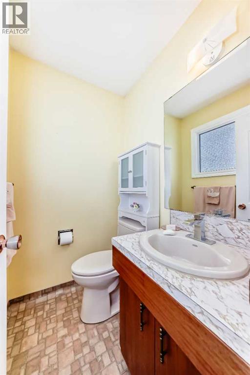 5232 44 Avenue Nw, Calgary, AB - Indoor Photo Showing Bathroom