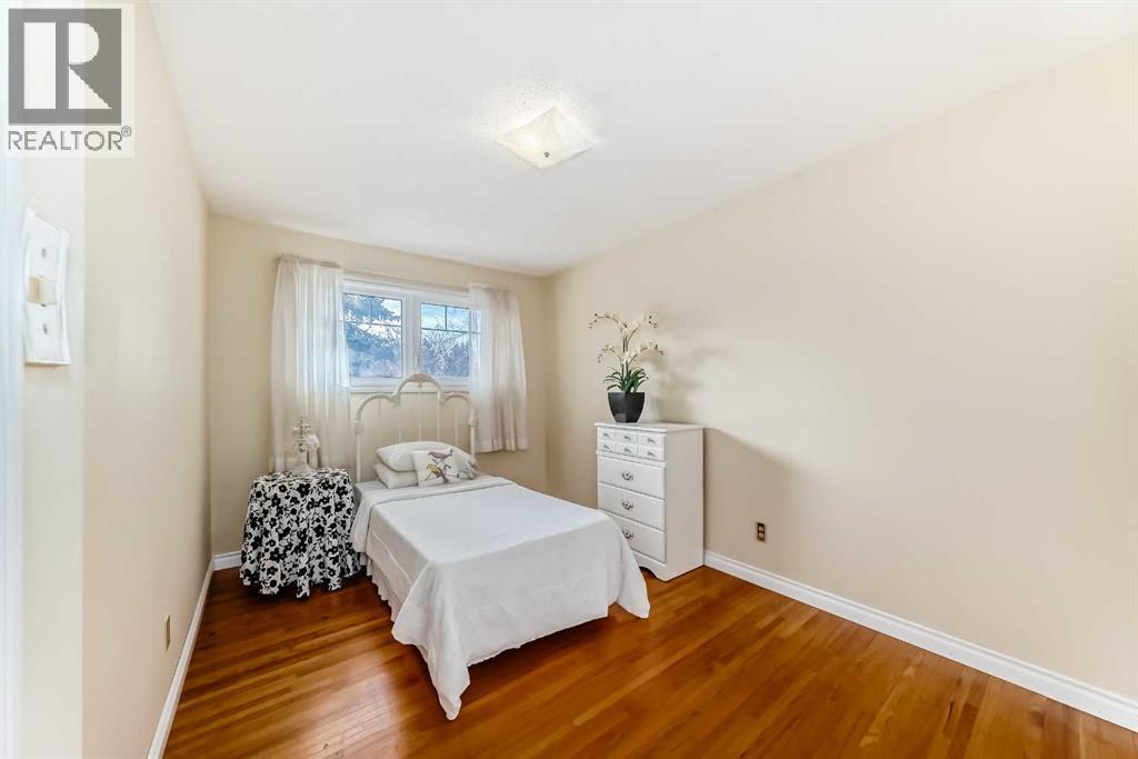 5232 44 Avenue Nw, Calgary, AB - Indoor Photo Showing Bedroom