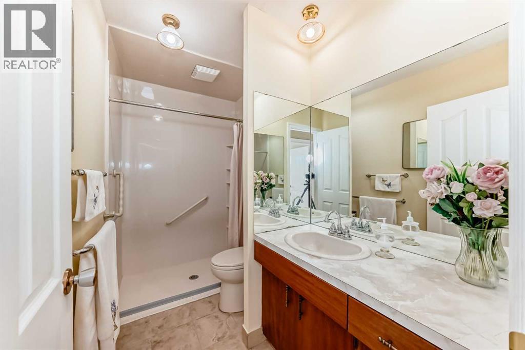 5232 44 Avenue Nw, Calgary, AB - Indoor Photo Showing Bathroom