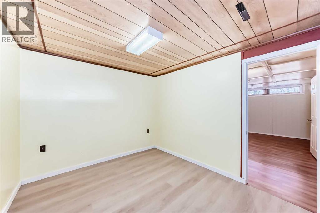 5232 44 Avenue Nw, Calgary, AB - Indoor Photo Showing Other Room