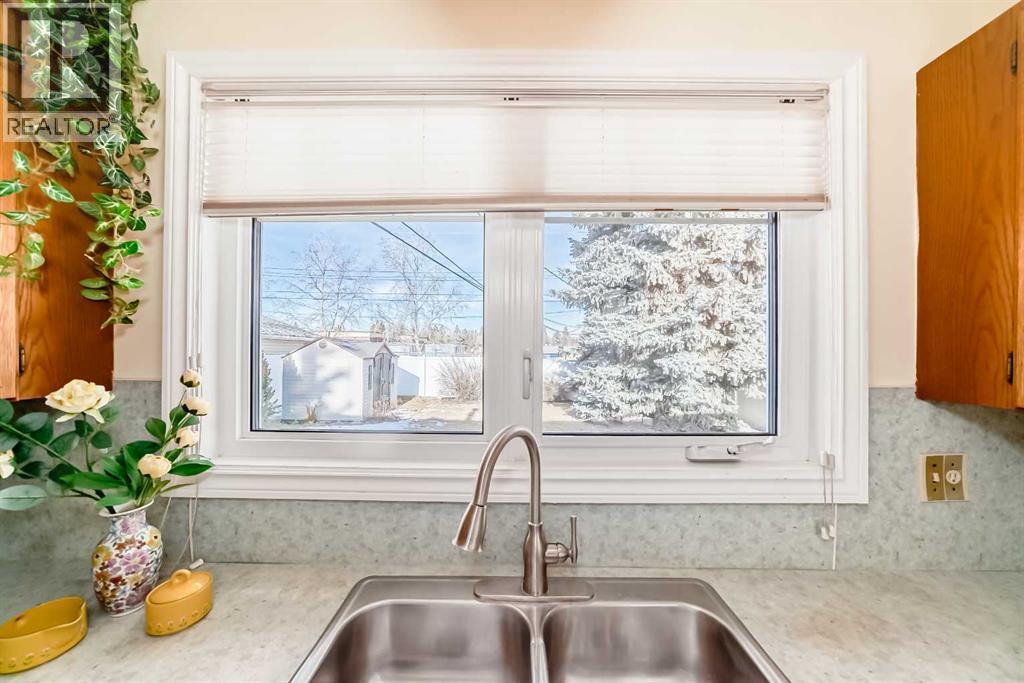 5232 44 Avenue Nw, Calgary, AB - Indoor Photo Showing Kitchen With Double Sink