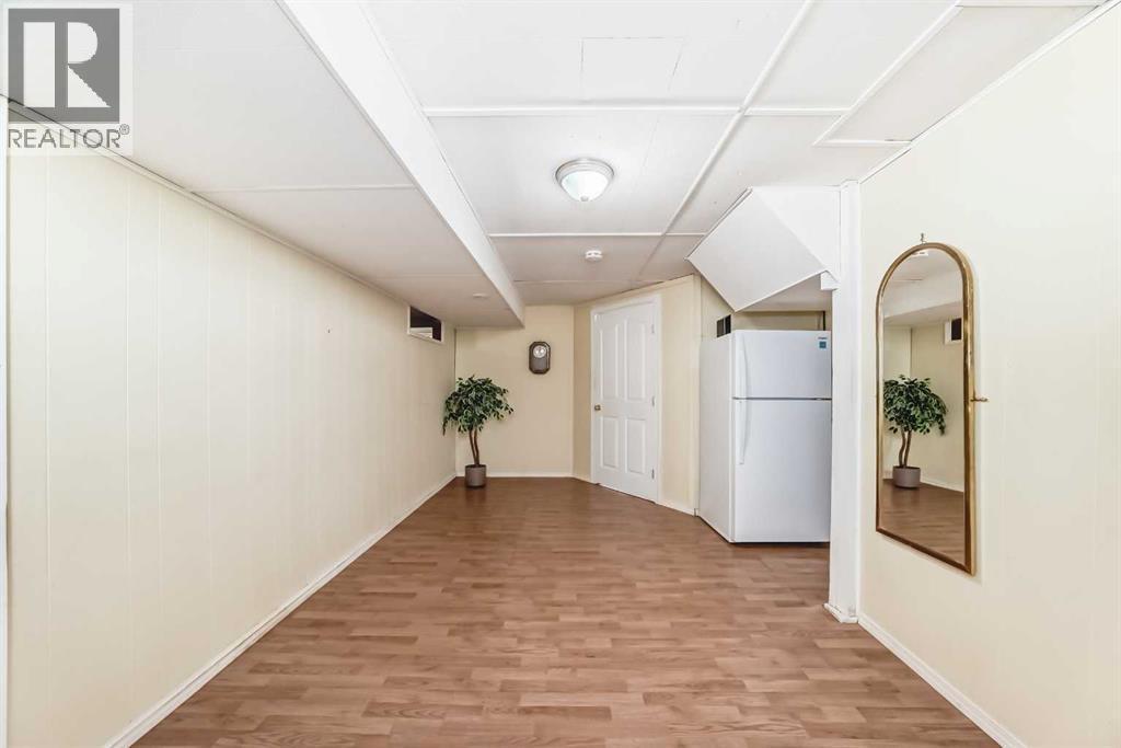 5232 44 Avenue Nw, Calgary, AB - Indoor Photo Showing Other Room