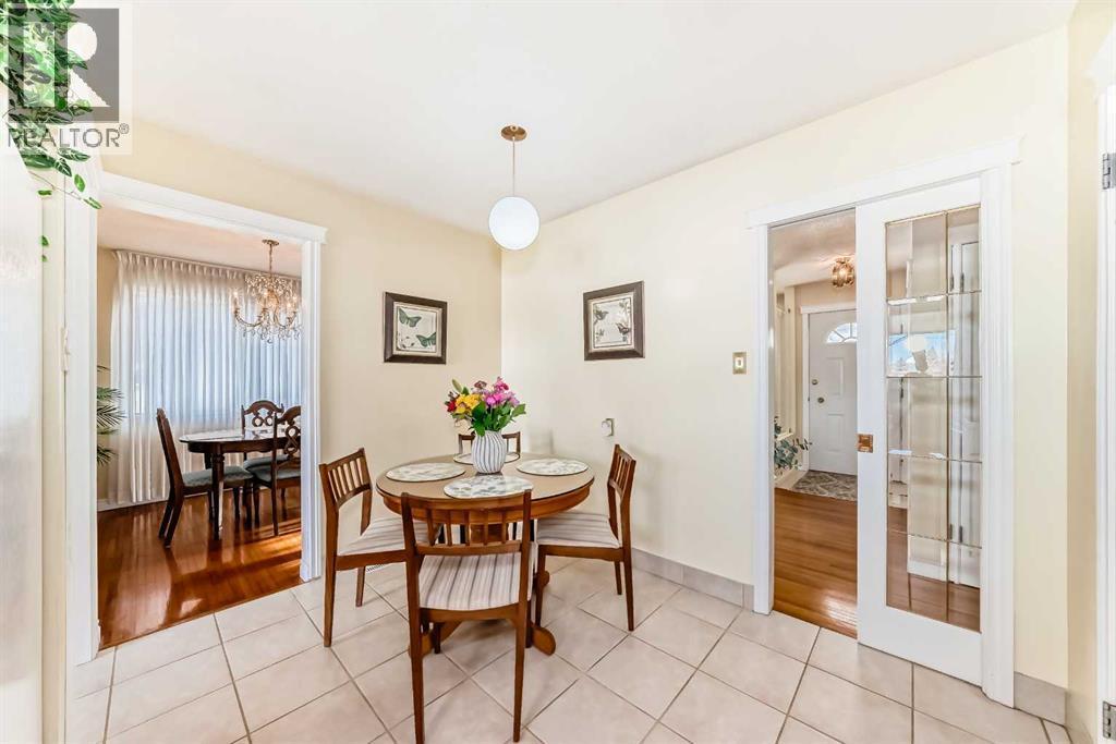 5232 44 Avenue Nw, Calgary, AB - Indoor Photo Showing Dining Room