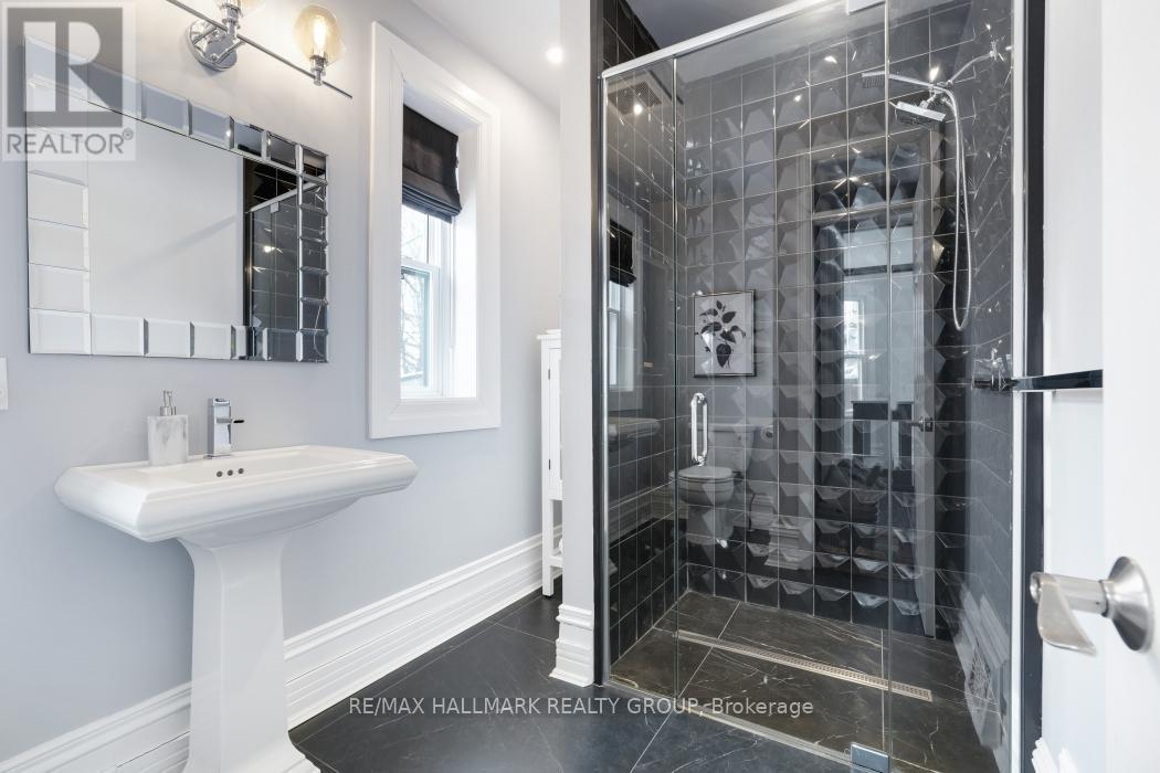 410 Mcleod Street, Ottawa, ON - Indoor Photo Showing Bathroom