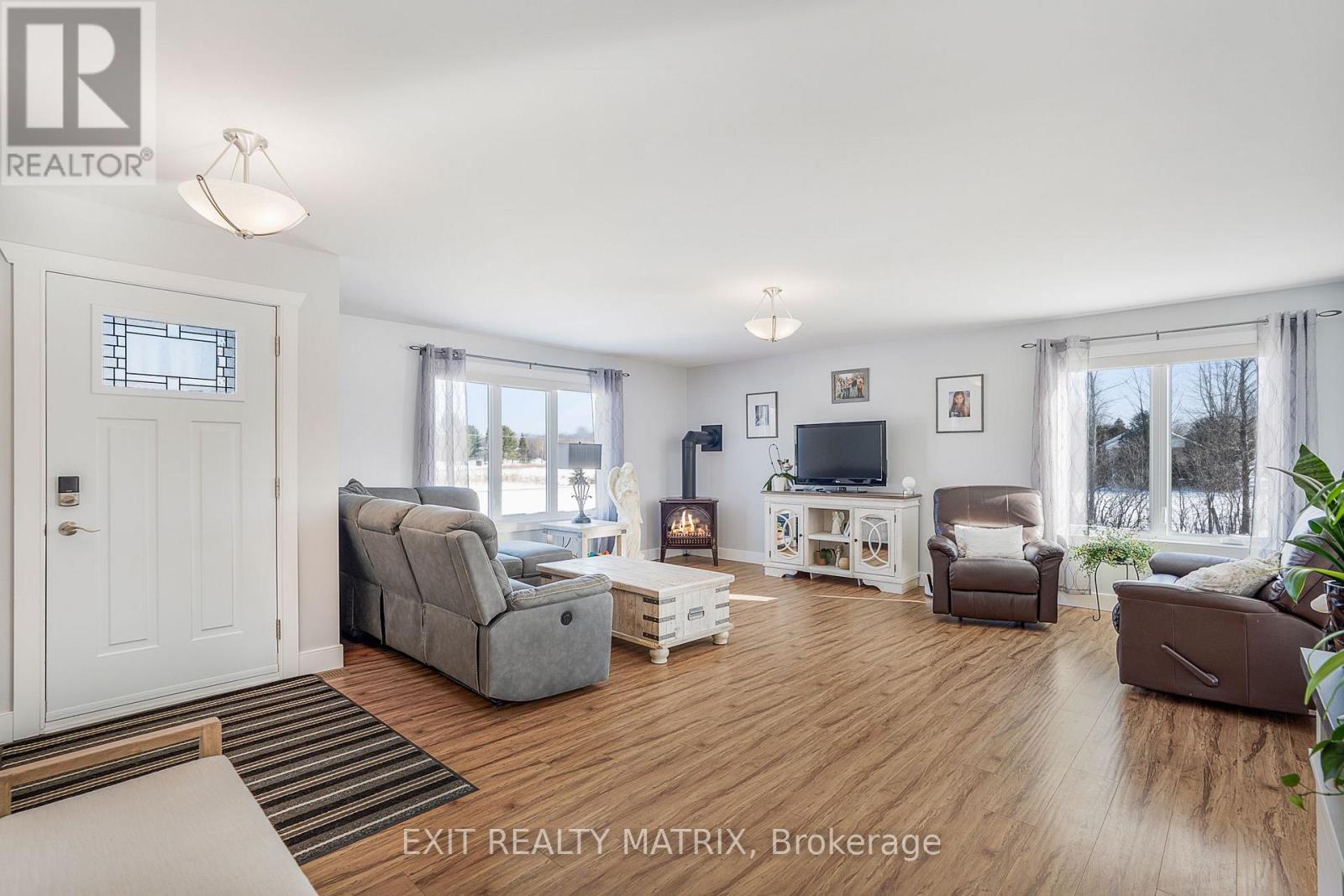 3100 Pattee Road E, Champlain, ON - Indoor Photo Showing Living Room