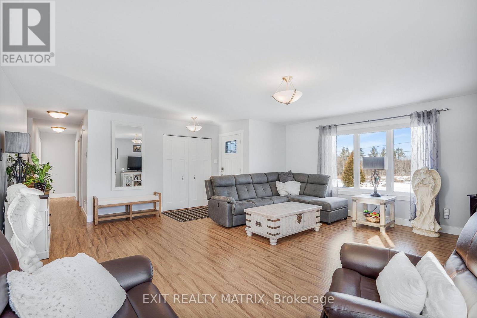 3100 Pattee Road E, Champlain, ON - Indoor Photo Showing Living Room