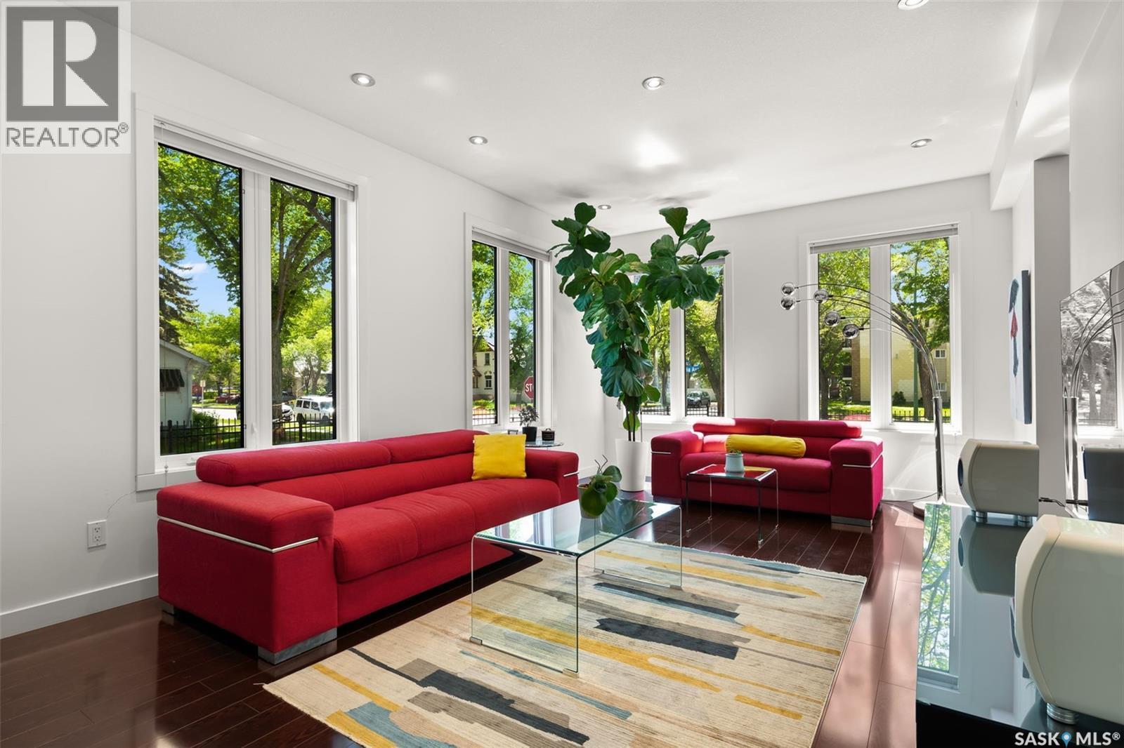 1980 Ottawa Street, Regina, SK - Indoor Photo Showing Living Room