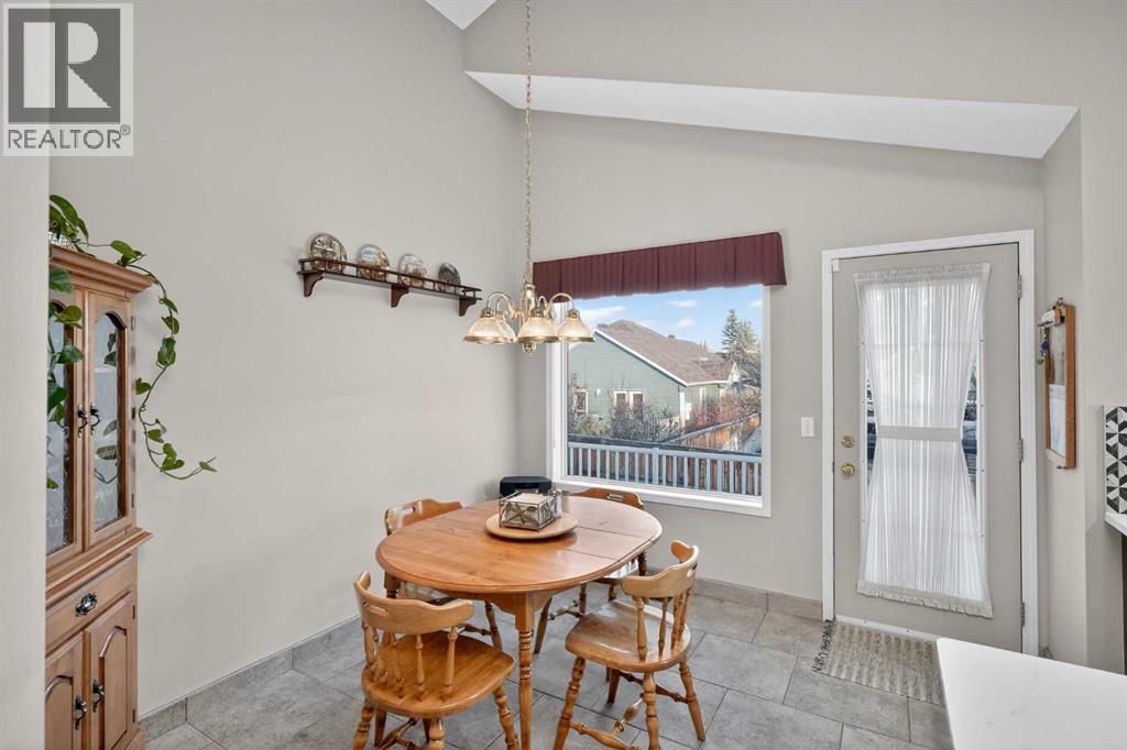 150 Somerset Close Sw, Calgary, AB - Indoor Photo Showing Dining Room
