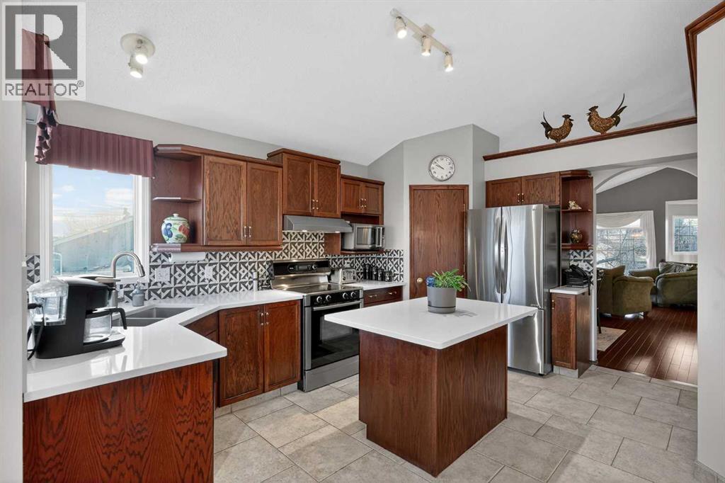 150 Somerset Close Sw, Calgary, AB - Indoor Photo Showing Kitchen With Double Sink