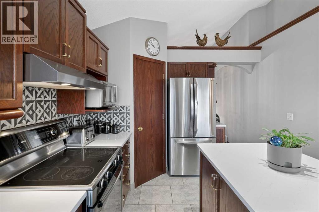 150 Somerset Close Sw, Calgary, AB - Indoor Photo Showing Kitchen