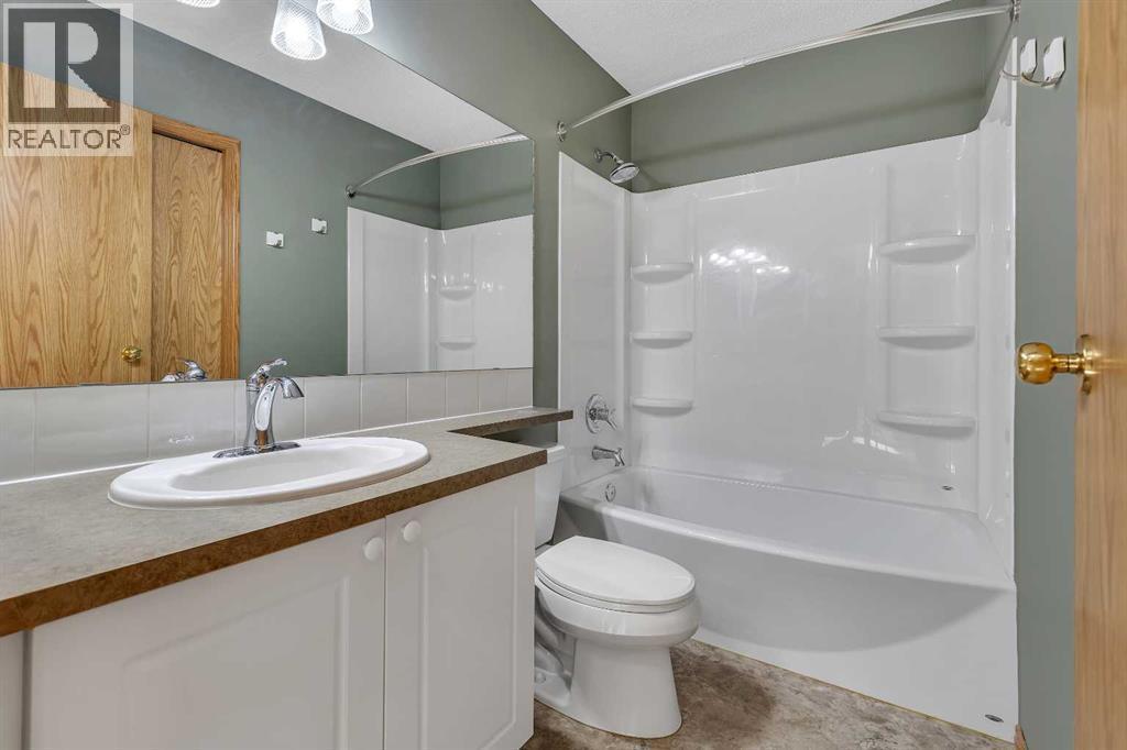 Upper Main Bath - 183 Covepark Way Ne, Calgary, AB - Indoor Photo Showing Bathroom