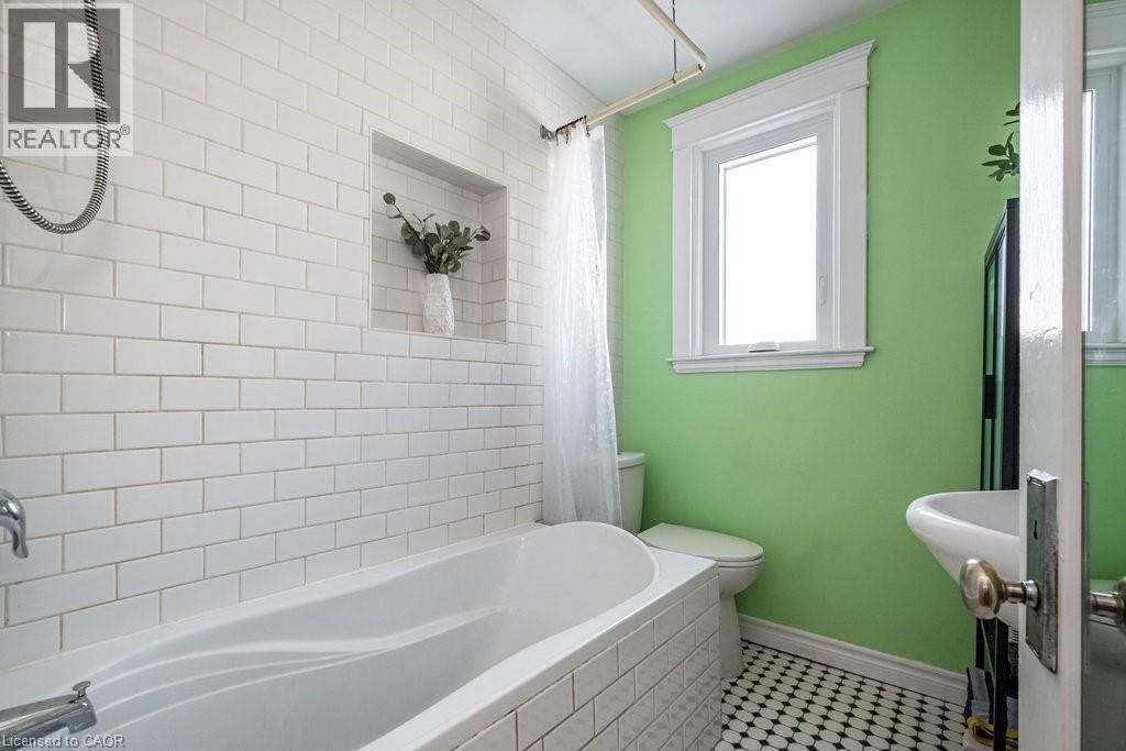 44 Cline Avenue N, Hamilton, ON - Indoor Photo Showing Bathroom