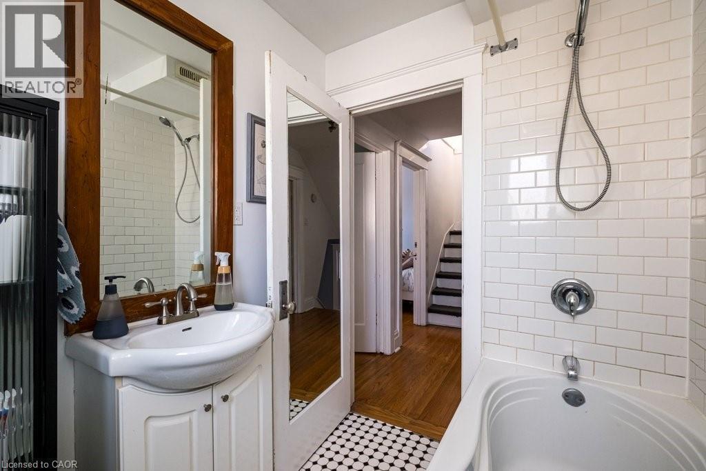 44 Cline Avenue N, Hamilton, ON - Indoor Photo Showing Bathroom