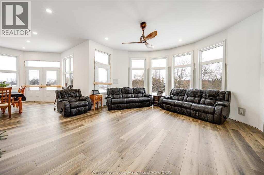 856 Talbot, Lakeshore, ON - Indoor Photo Showing Living Room