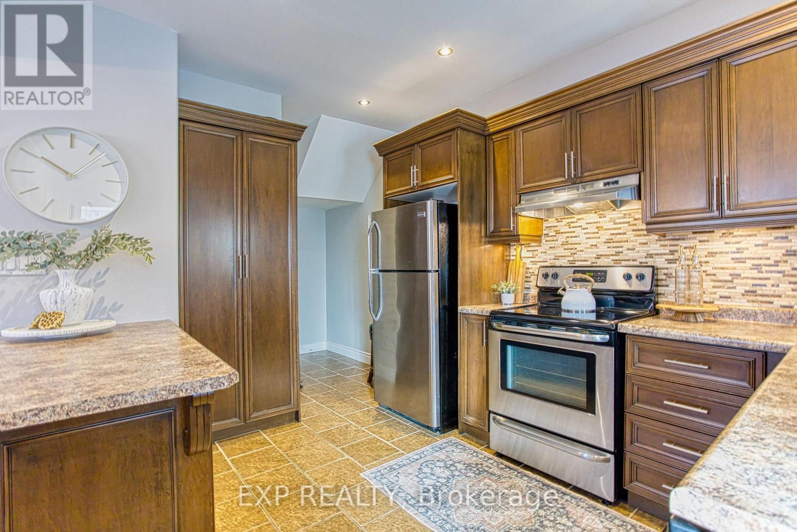 153 Gladstone Avenue, Hamilton, ON - Indoor Photo Showing Kitchen With Upgraded Kitchen