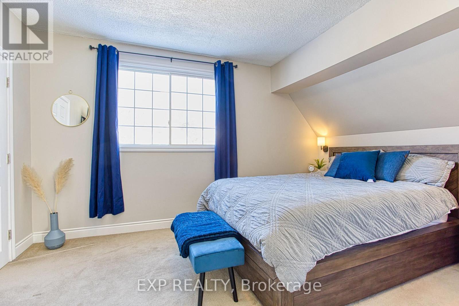 153 Gladstone Avenue, Hamilton, ON - Indoor Photo Showing Bedroom