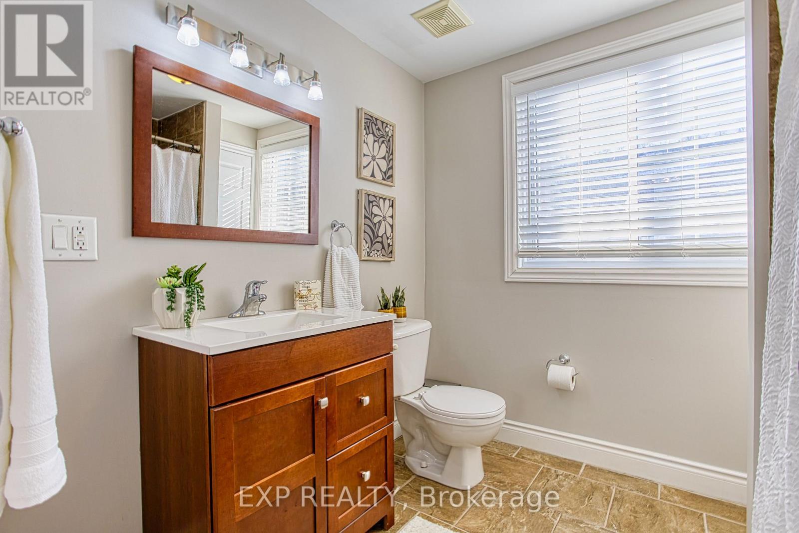 153 Gladstone Avenue, Hamilton, ON - Indoor Photo Showing Bathroom