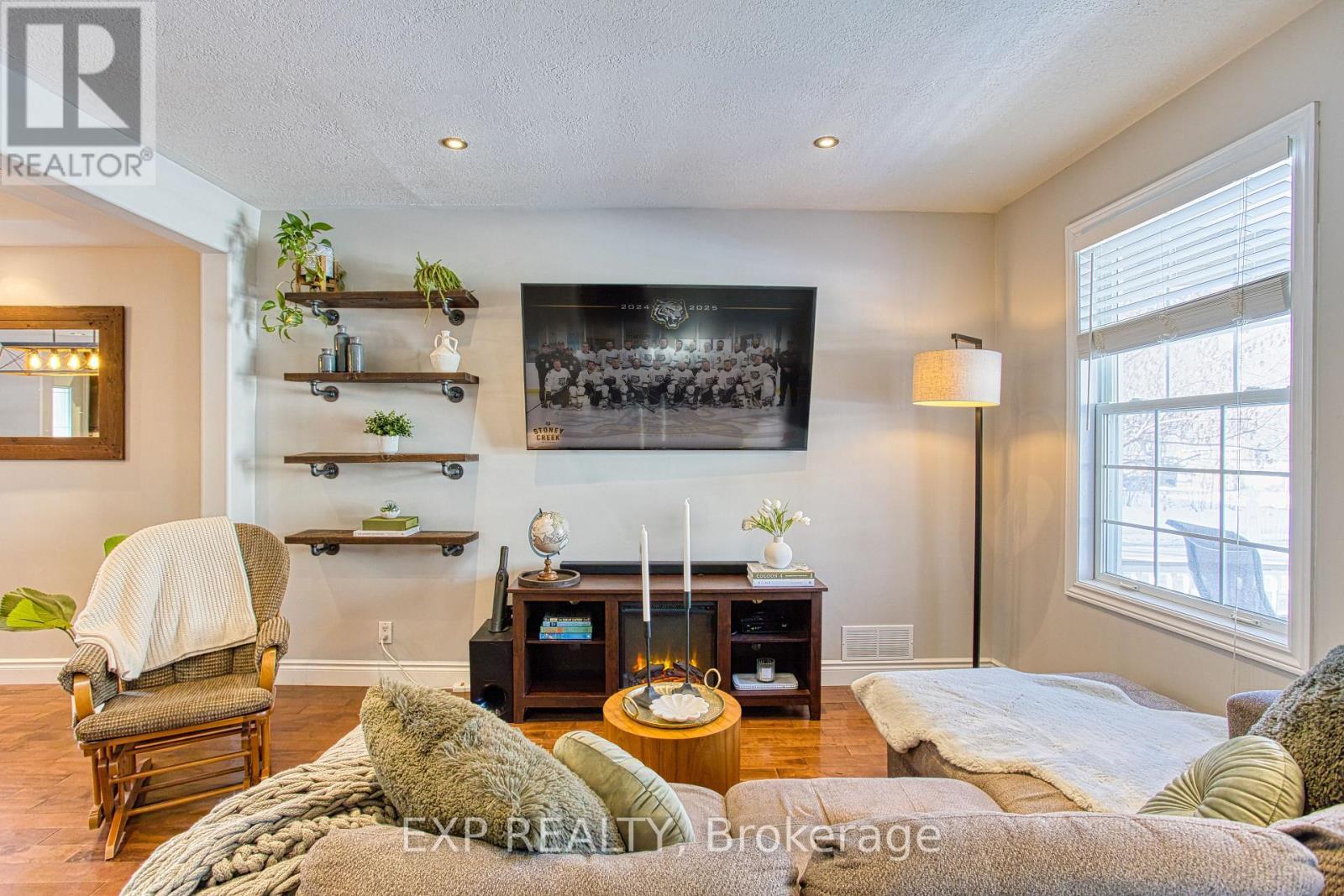 153 Gladstone Avenue, Hamilton, ON - Indoor Photo Showing Living Room