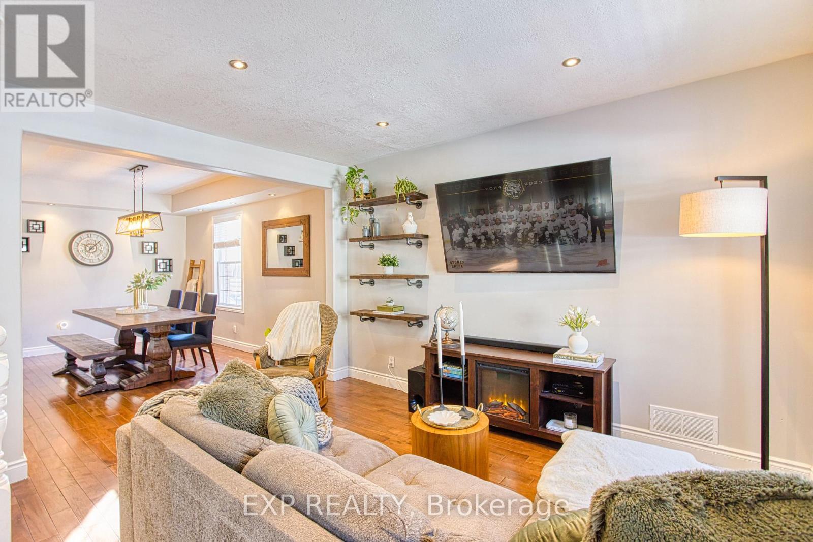 153 Gladstone Avenue, Hamilton, ON - Indoor Photo Showing Living Room