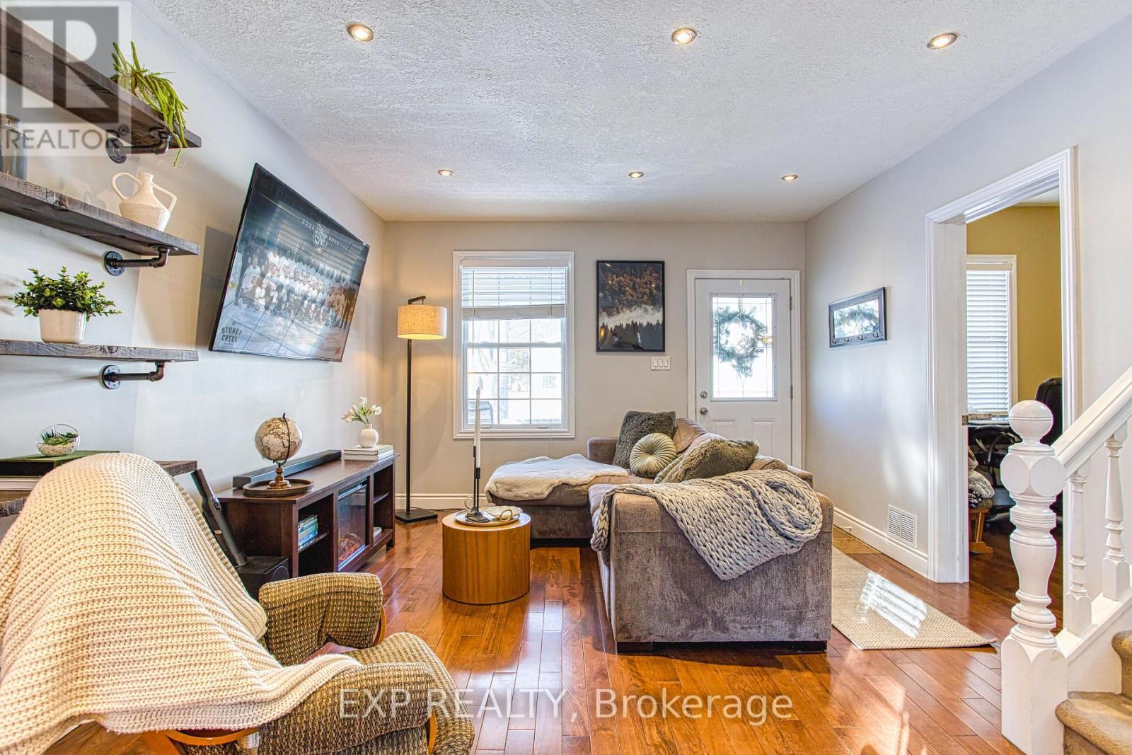 153 Gladstone Avenue, Hamilton, ON - Indoor Photo Showing Living Room