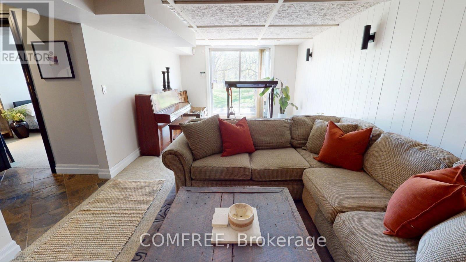 99 Mcbay Road, Brant (Brantford Twp), ON - Indoor Photo Showing Living Room