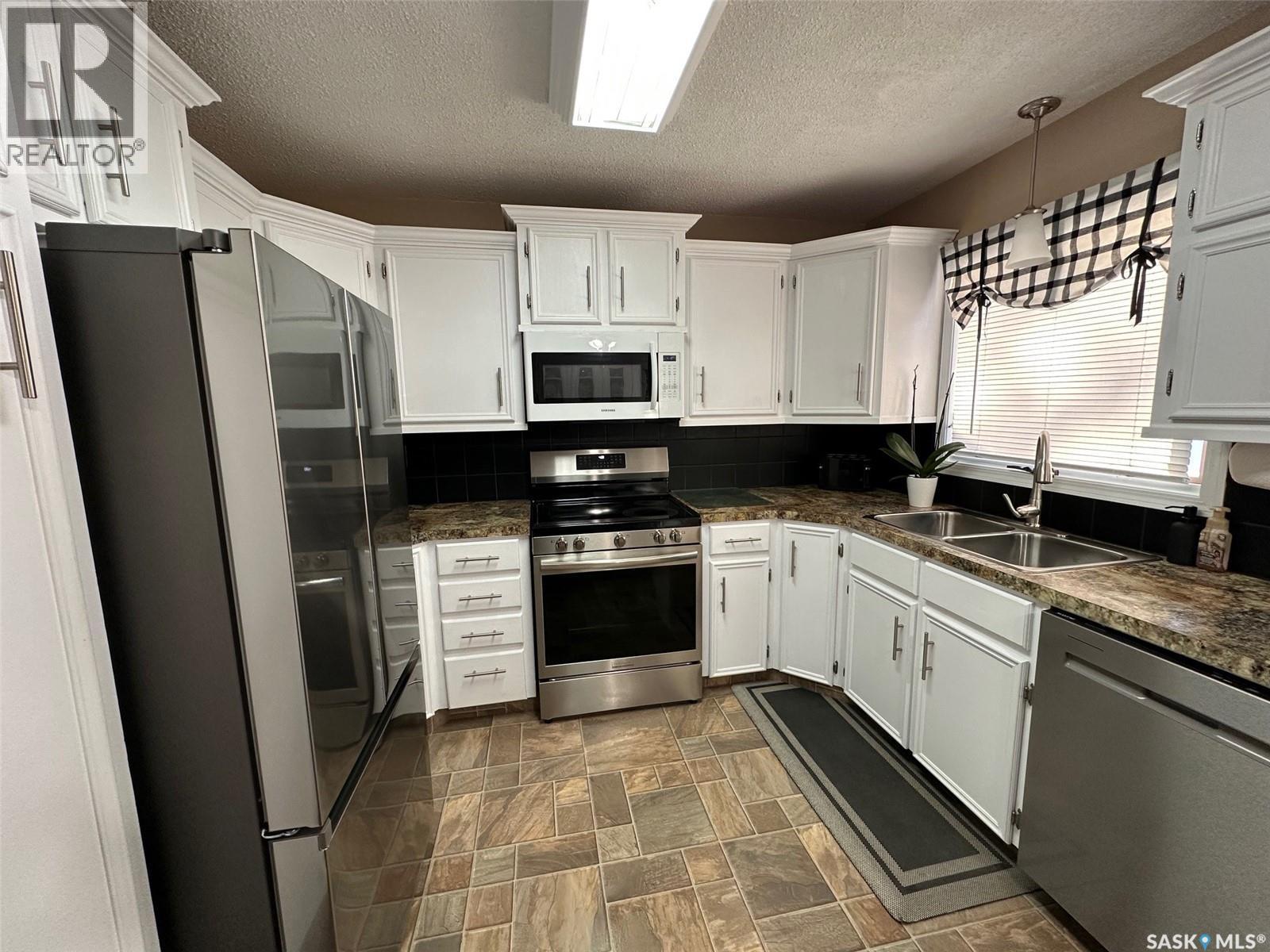 1483 Mather Crescent, Estevan, SK - Indoor Photo Showing Kitchen With Double Sink