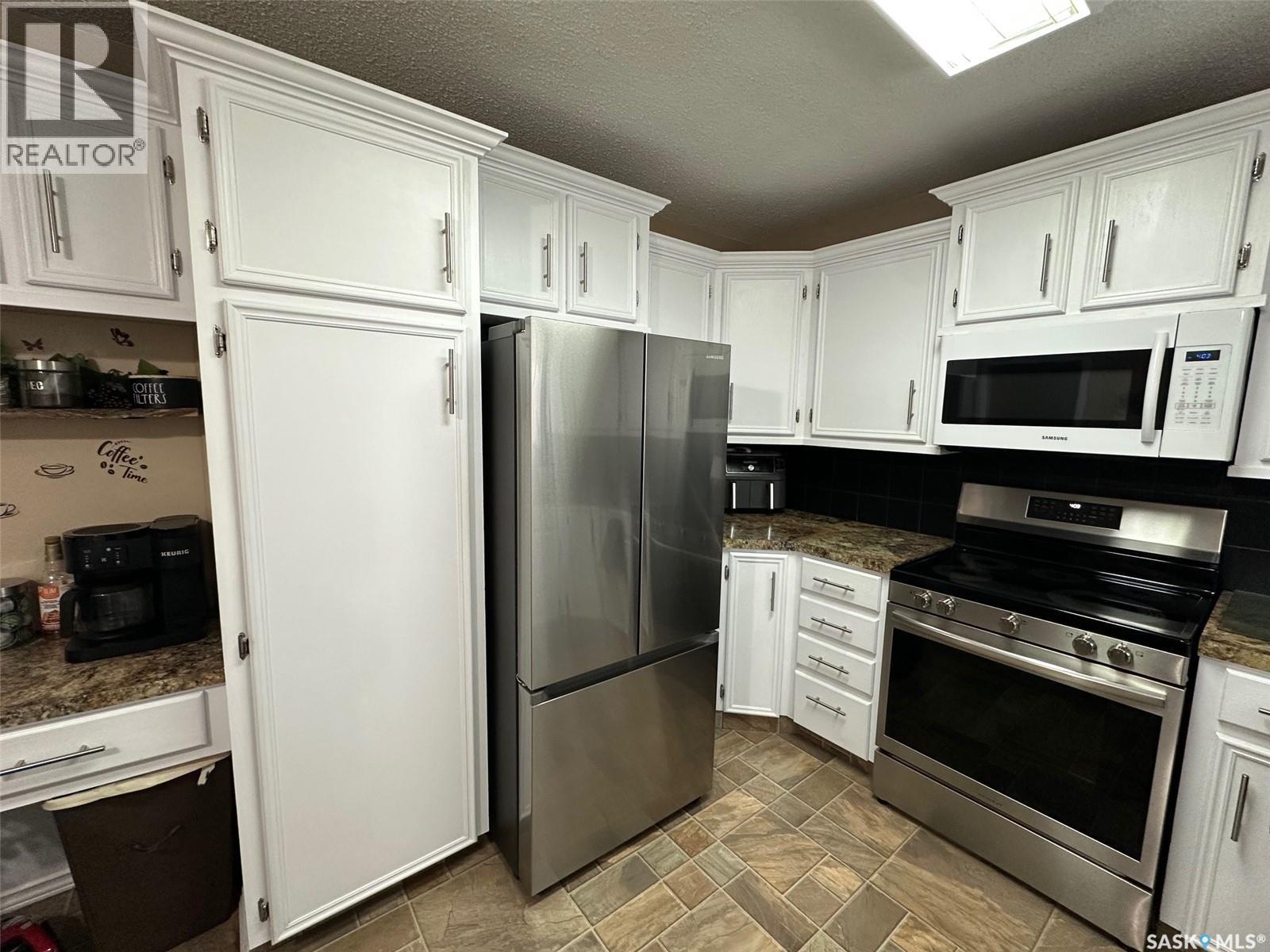 1483 Mather Crescent, Estevan, SK - Indoor Photo Showing Kitchen