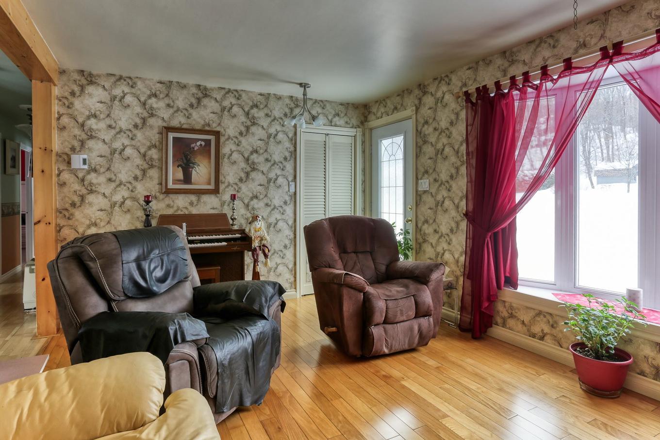 Salon - 2492 Av. Glenada, Shawinigan, QC - Indoor Photo Showing Living Room