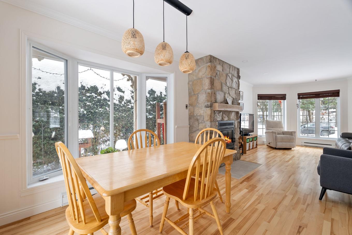 Salle à manger - 1210 Rue Du Geyser, Québec (La Haute-Saint-Charles), QC - Indoor With Fireplace
