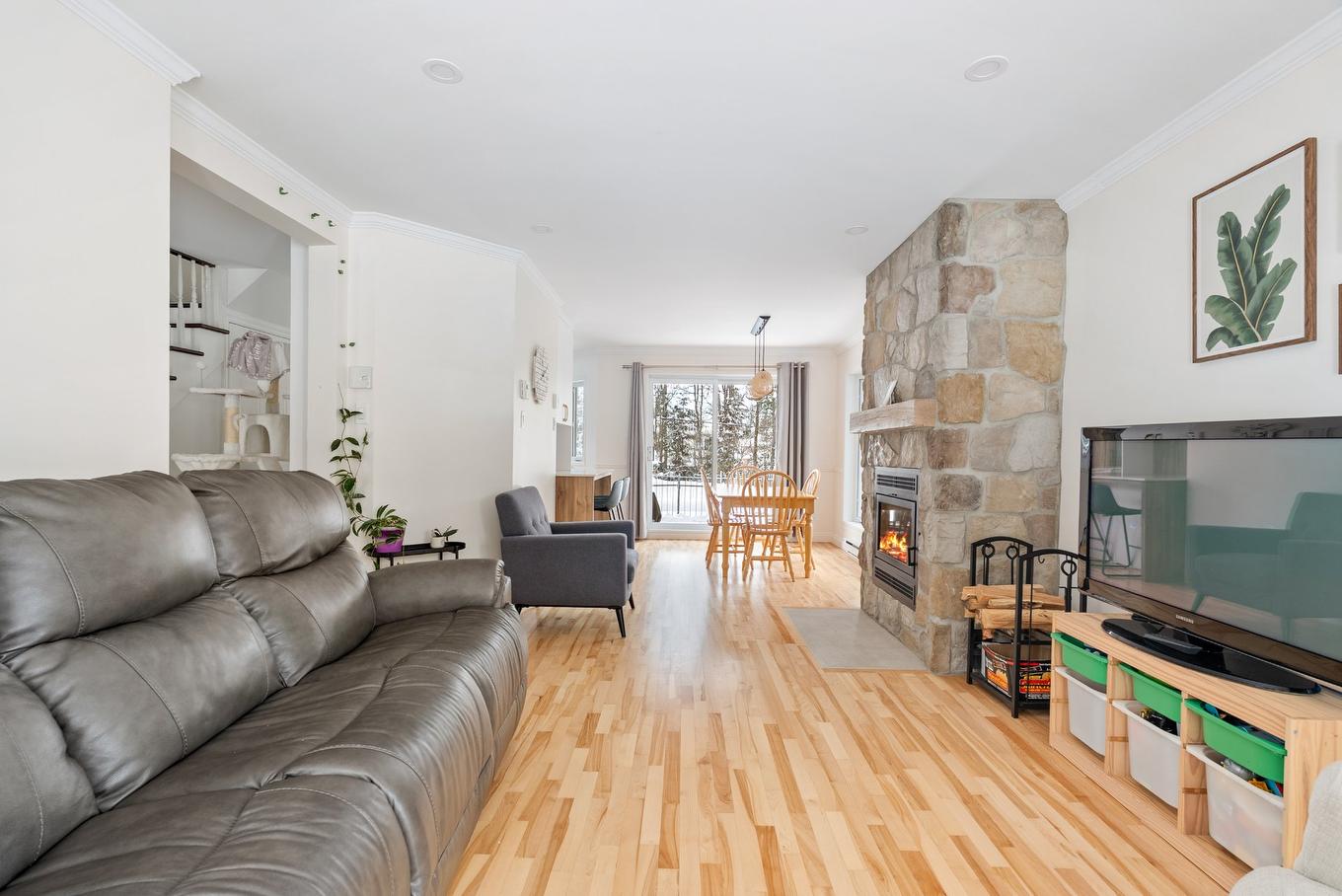 Salon - 1210 Rue Du Geyser, Québec (La Haute-Saint-Charles), QC - Indoor Photo Showing Living Room With Fireplace