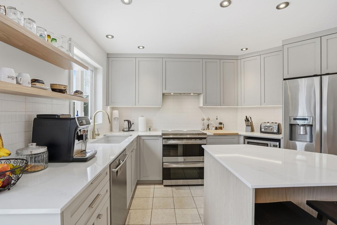 Cuisine - 148 Rue De Normandie, Saint-Basile-Le-Grand, QC - Indoor Photo Showing Kitchen With Upgraded Kitchen