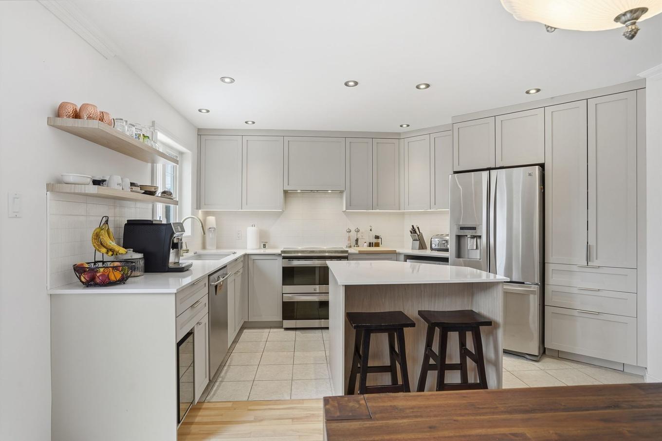 Cuisine - 148 Rue De Normandie, Saint-Basile-Le-Grand, QC - Indoor Photo Showing Kitchen With Upgraded Kitchen