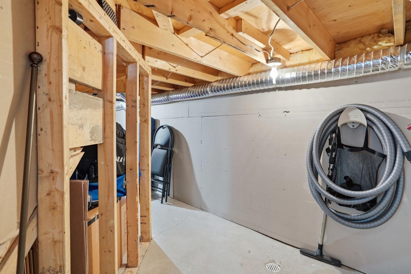 Rangement - 148 Rue De Normandie, Saint-Basile-Le-Grand, QC - Indoor